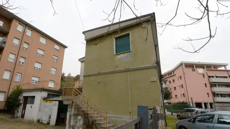 Famiglia intossicata dal monossido in via Slataper