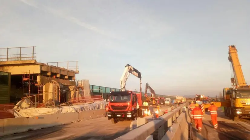 Operai al lavoro sul luogo del crollo