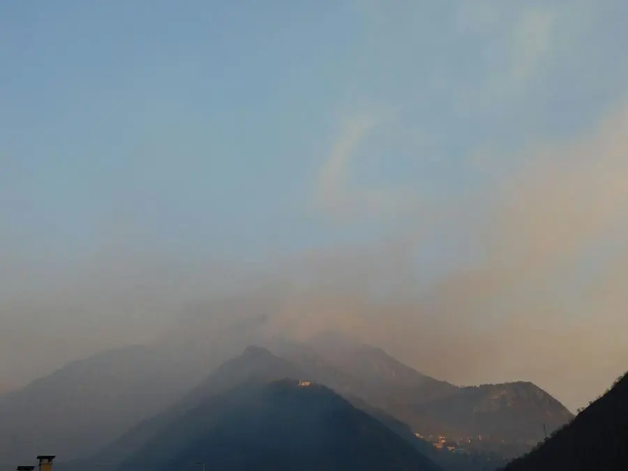 La situazione dell'incendio a Caregno nelle foto del nostro lettore