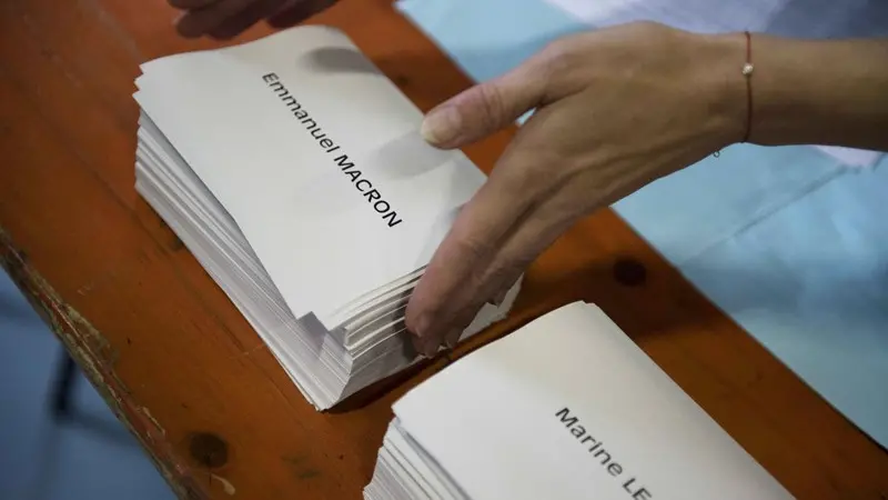 Francia al voto - Foto Ansa/Epa Julien De Rosa