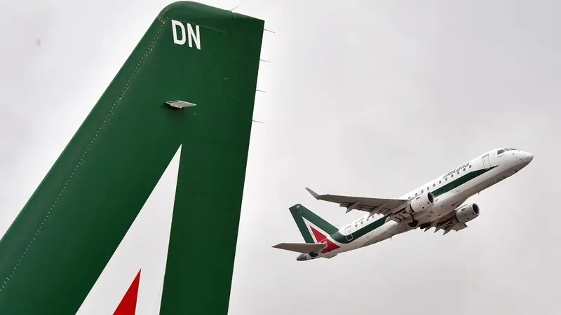 Aerei Alitalia a Linate - Foto Ansa/Daniel Dal Zennaro