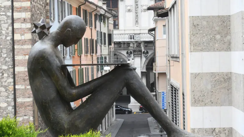 Le opere di Paladino in piazza Vittoria