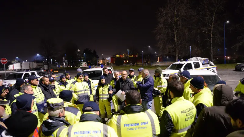 La partenza dei gruppi di volontari della protezione civile bresciani