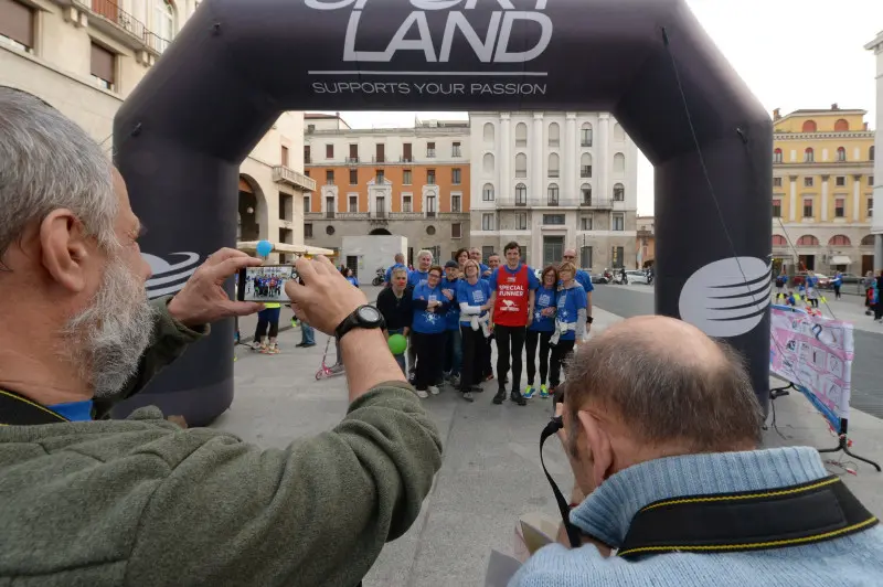 CorriXBrescia si tinge di blu