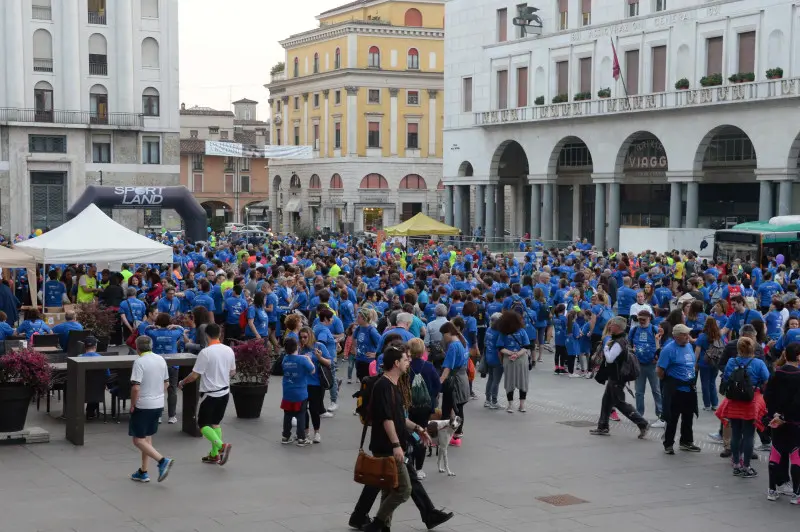 CorriXBrescia si tinge di blu