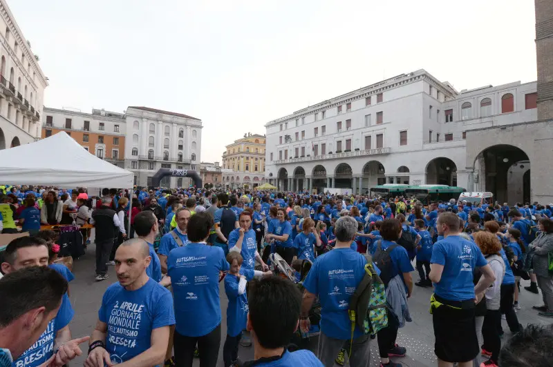 CorriXBrescia si tinge di blu