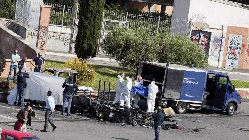 Gli inquirenti sul luogo del rogo del camper
