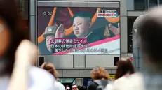 Il leader nordcoreano Kim Jong-Un in uno schermo a Osaka - Foto Ansa/Ap Meika Fujio/Kyodo News