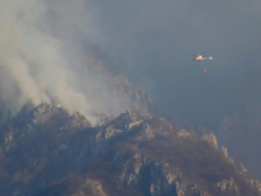 La situazione dell'incendio a Caregno nelle foto del nostro lettore