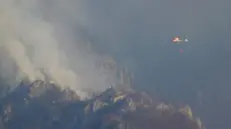 La situazione dell'incendio a Caregno nelle foto del nostro lettore