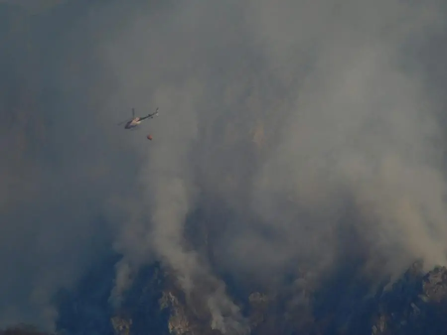 La situazione dell'incendio a Caregno nelle foto del nostro lettore