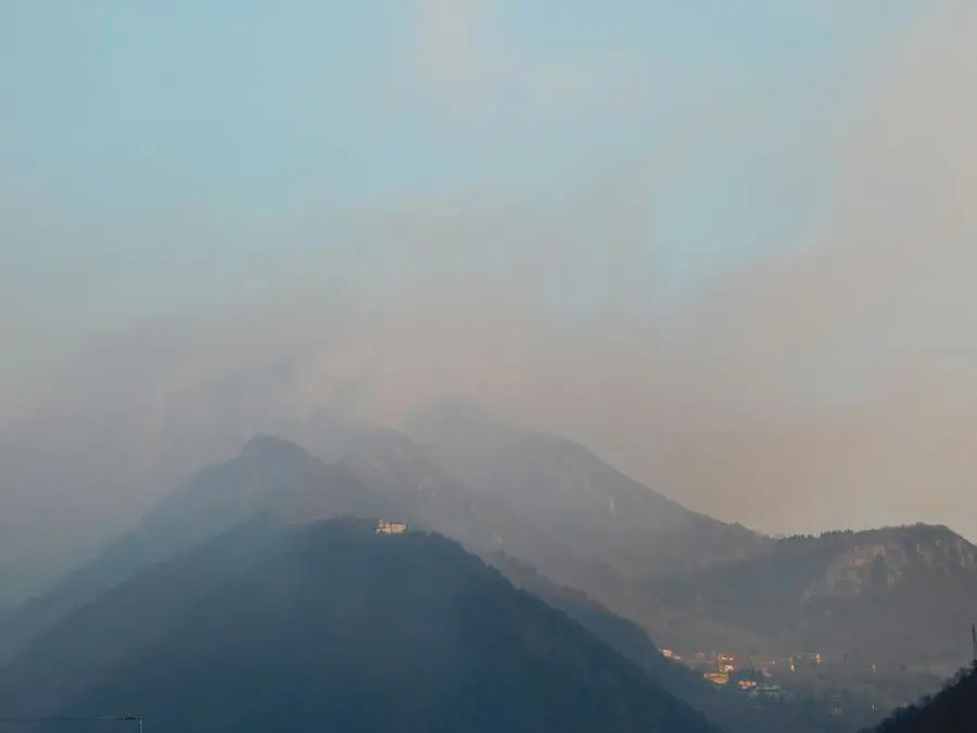 La situazione dell'incendio a Caregno nelle foto del nostro lettore