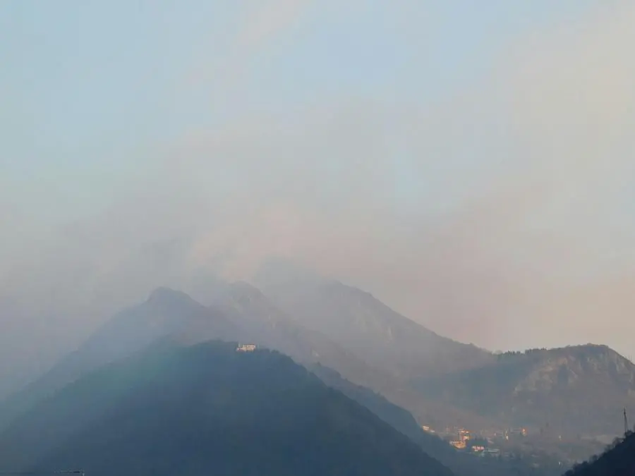 La situazione dell'incendio a Caregno nelle foto del nostro lettore