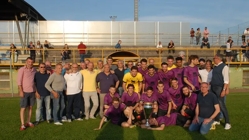 Una foto di gruppo dell'ultima edizione del torneo - © www.giornaledibrescia.it