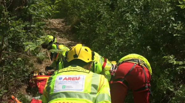 L'intervento di soccorso dopo l'incidente sul sentiero - © www.giornaledibrescia.it
