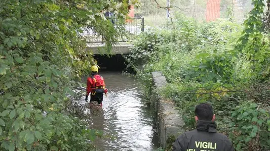 Vigili del fuoco in un canale