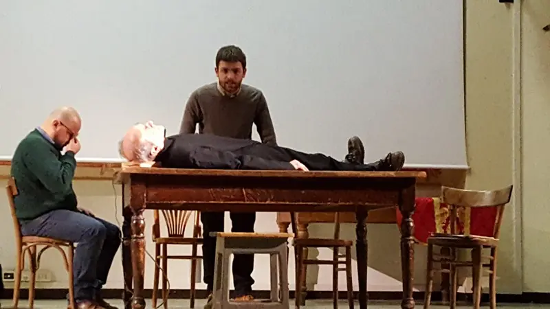 Alcuni momenti dello spettacolo teatrale Come Maestro