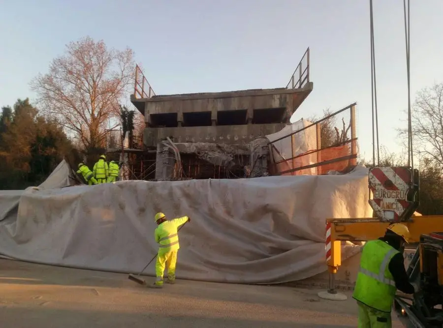 Operai al lavoro sul luogo del crollo