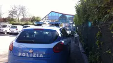 La Polizia alla piscina di via Rodi © www.giornaledibrescia.it