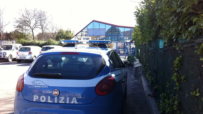 La Polizia alla piscina di via Rodi © www.giornaledibrescia.it