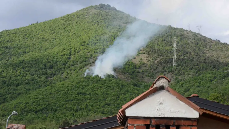 Squadre al lavoro per domare le fiamme a Sant'Onofrio
