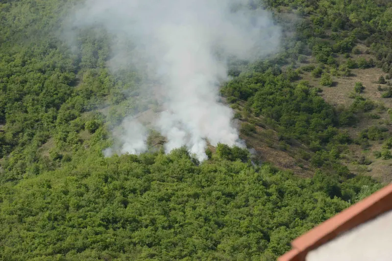 Squadre al lavoro per domare le fiamme a Sant'Onofrio