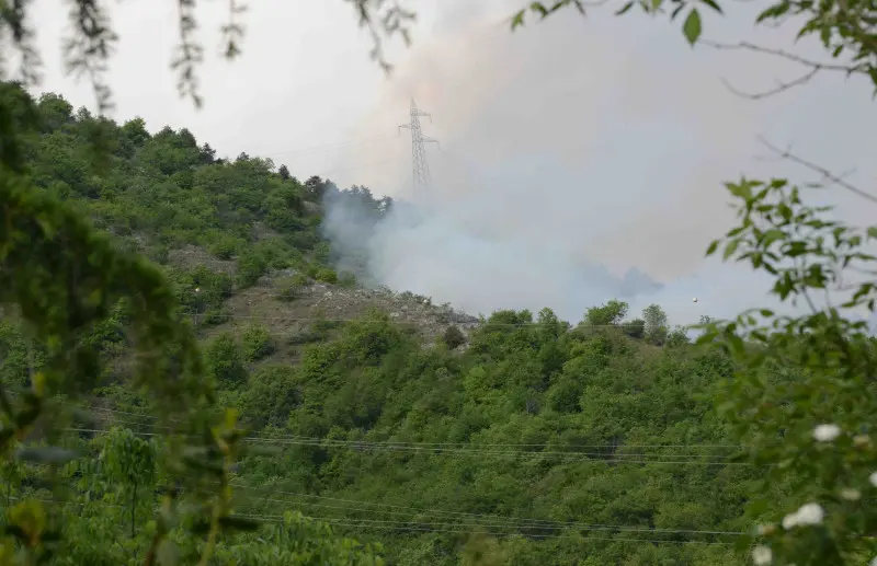 Squadre al lavoro per domare le fiamme a Sant'Onofrio