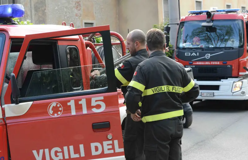 Squadre al lavoro per domare le fiamme a Sant'Onofrio