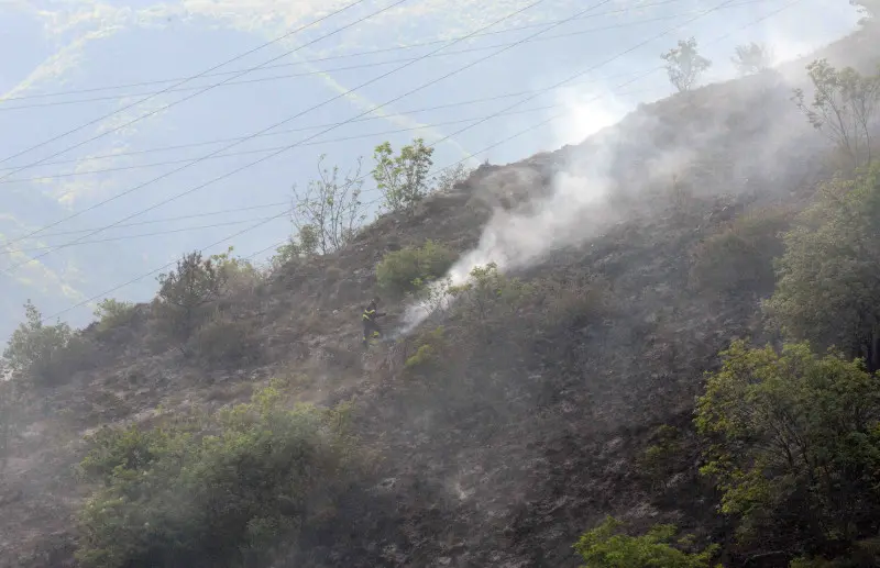 Squadre al lavoro per domare le fiamme a Sant'Onofrio