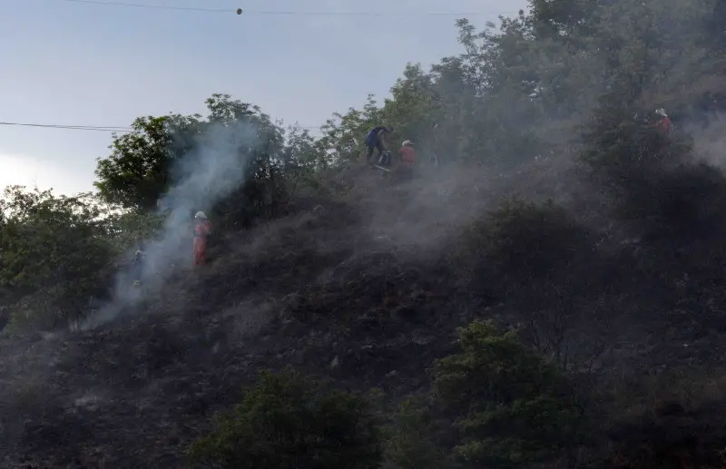 Squadre al lavoro per domare le fiamme a Sant'Onofrio