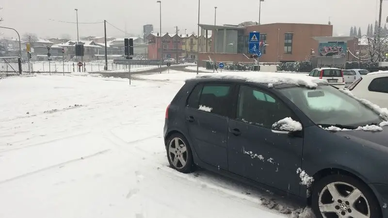 Neve e mezzi spargisale in azione