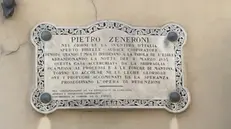 La lapide che ricorda il mazziniano desenzanese Zeneroni © www.giornaledibrescia.it