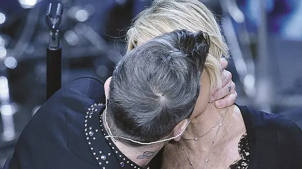 Robbie Williams bacia Maria De Filippi