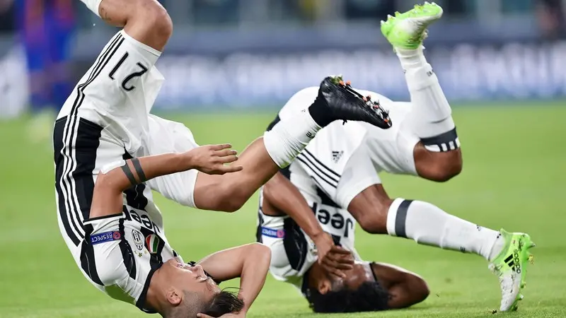 Lo gioia di Dybala sul campo della vittoria con il Barcellona