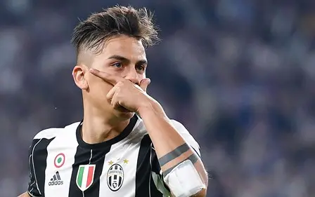 Lo gioia di Dybala sul campo della vittoria con il Barcellona