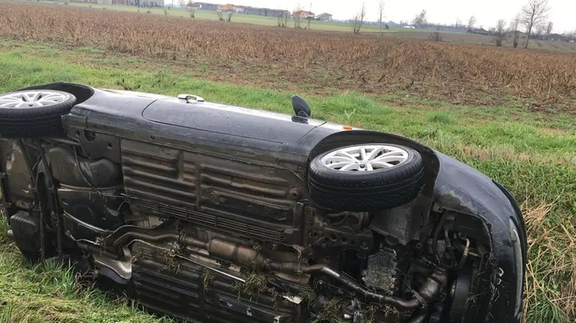 L'auto nel fosso ad Alfianello