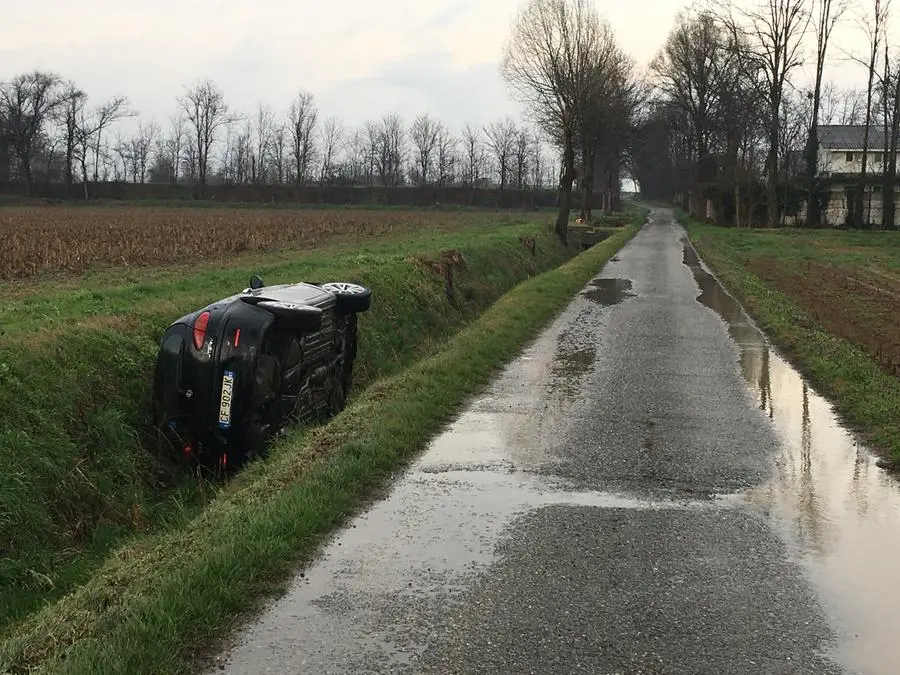 L'auto nel fosso ad Alfianello