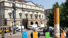 #spegnilultima: la campagna della Fondazione Veronesi con maxi sigaretta spenta davanti alla Scala di Milano - Foto da Instagram
