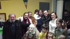 Il sindaco di Gualdo insieme ad un gruppo di bambini per festeggiare la Befana