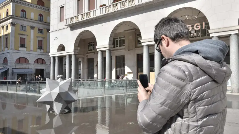 Mimmo Paladino, a caccia di un selfie... d'autore
