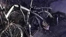La bici distrutta nell'investimento (Foto Eco di Bergamo)