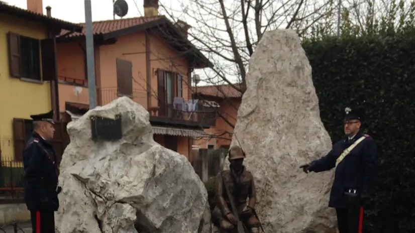 Il monumento degli alpini danneggiato