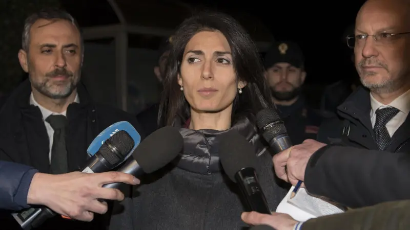 La sindaca Virginia Raggi dopo l'interrogatorio dei pm