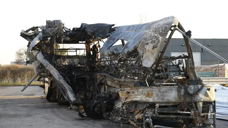 Il bus bruciato in autostrada - Foto Ansa