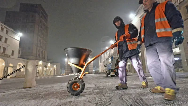Leggera nevicata e spargisale in azione