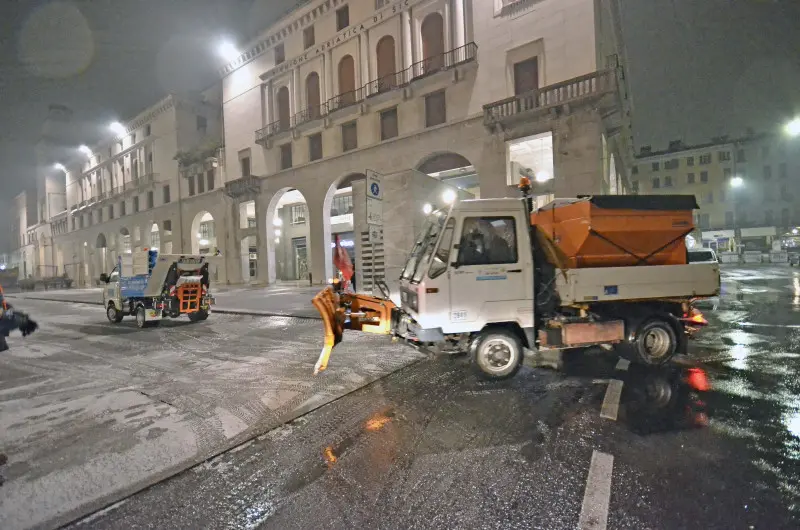 Leggera nevicata e spargisale in azione