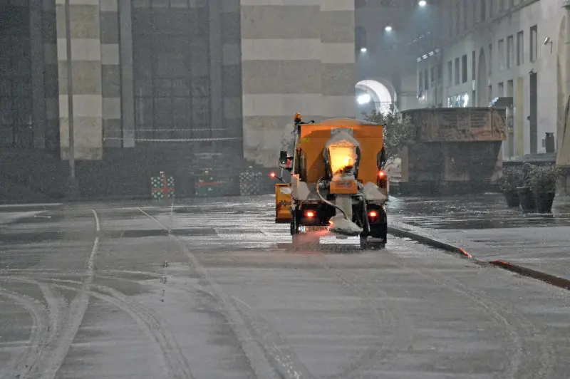 Leggera nevicata e spargisale in azione