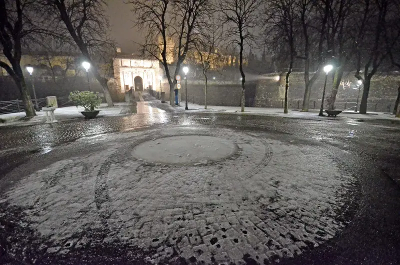 Leggera nevicata e spargisale in azione