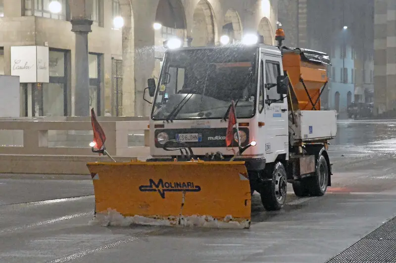 Leggera nevicata e spargisale in azione