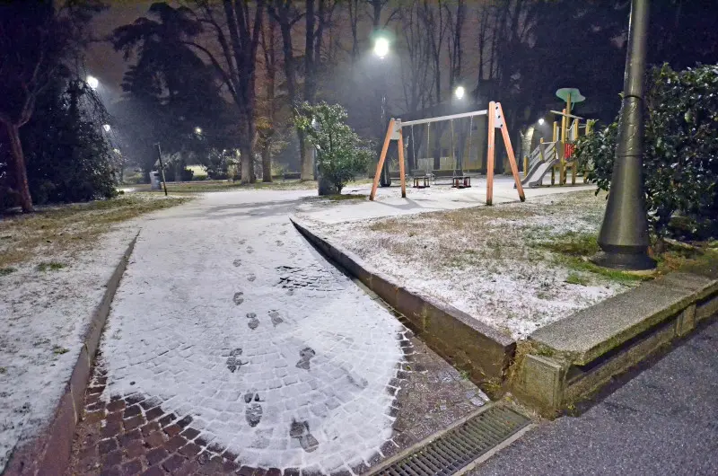 Leggera nevicata e spargisale in azione